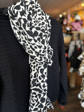 Load image into Gallery viewer, Masai Along Scarf