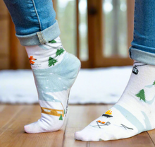 Load image into Gallery viewer, Womens Ski Scene Mismatch Socks
