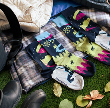 Load image into Gallery viewer, Womens Northern Canada Landscape Mismatch Socks

