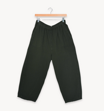 Load image into Gallery viewer, Pokoloko Loft Cotton Crop Barrel Pant
