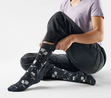 Load image into Gallery viewer, Smartwool Womens Garden Gala Crew Socks Charcoal
