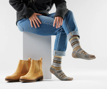 Load image into Gallery viewer, Smartwool Womens Everyday Snowed In Sweater Crew Socks Light Grey
