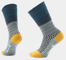 Load image into Gallery viewer, Smartwool Womens Everyday Cozy Popcorn Cable Crew Socks Frosty Green
